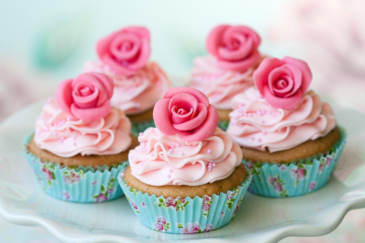 mini-fondant-roses-on-cupcakes