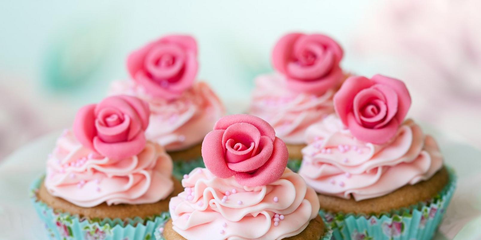 mini-fondant-roses-on-cupcakes