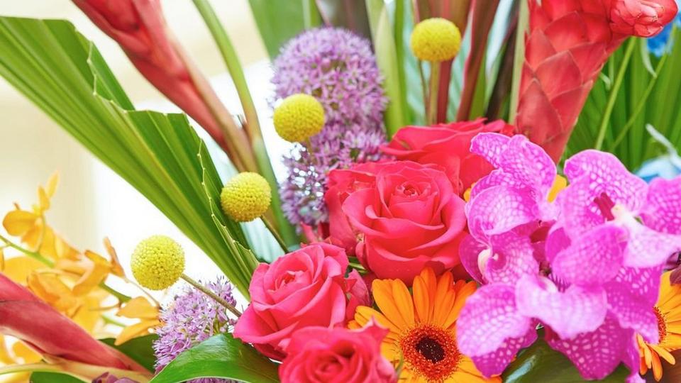 mixed-colourful-bouquet-flowers
