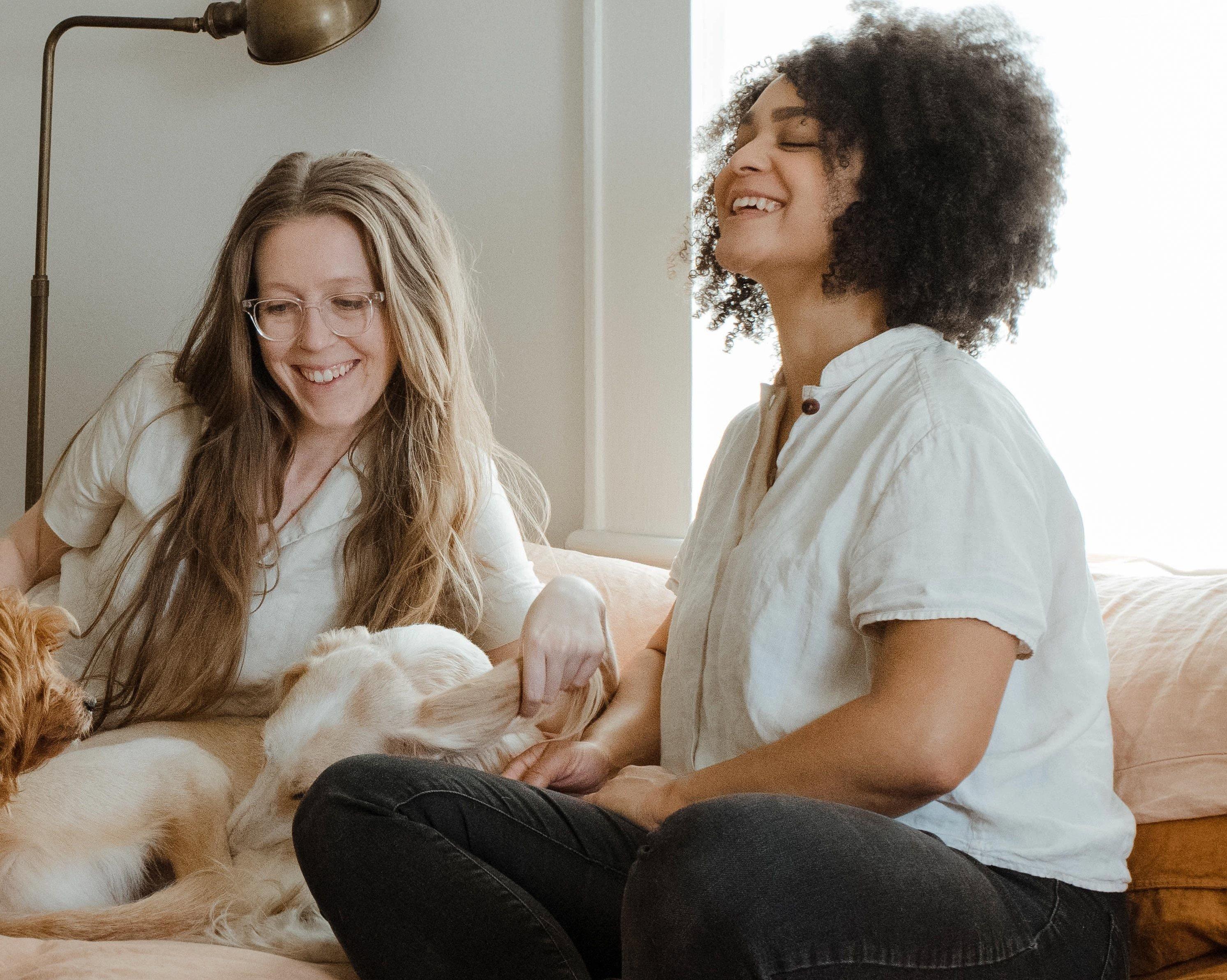 mother-and-daughter-on-bed