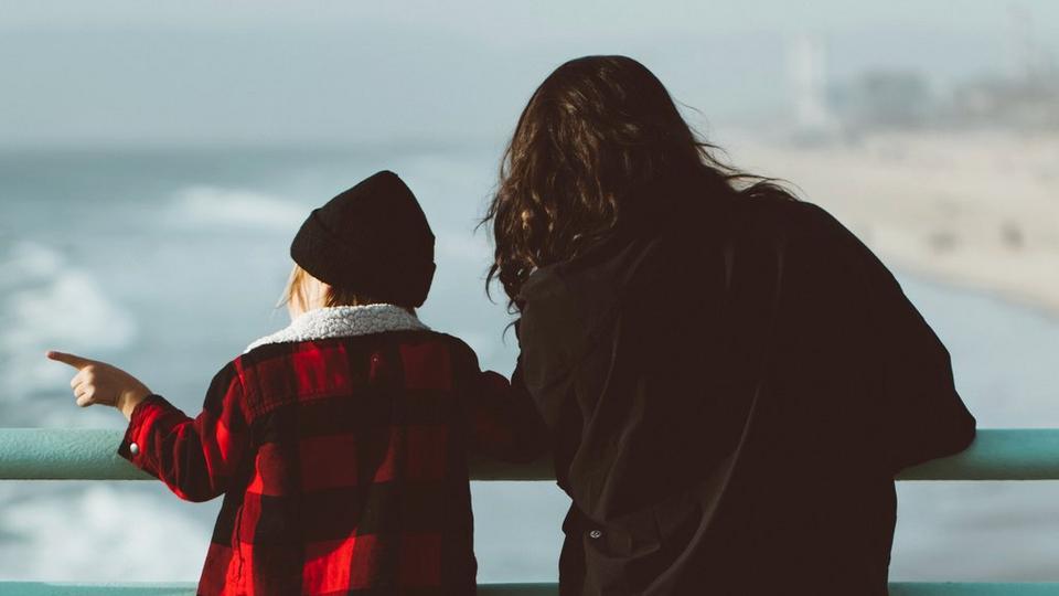mum-son-by-sea