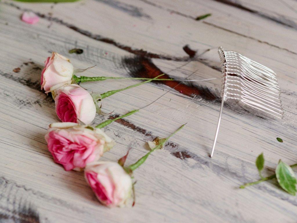 pink-roses-with-wire-floral-comb