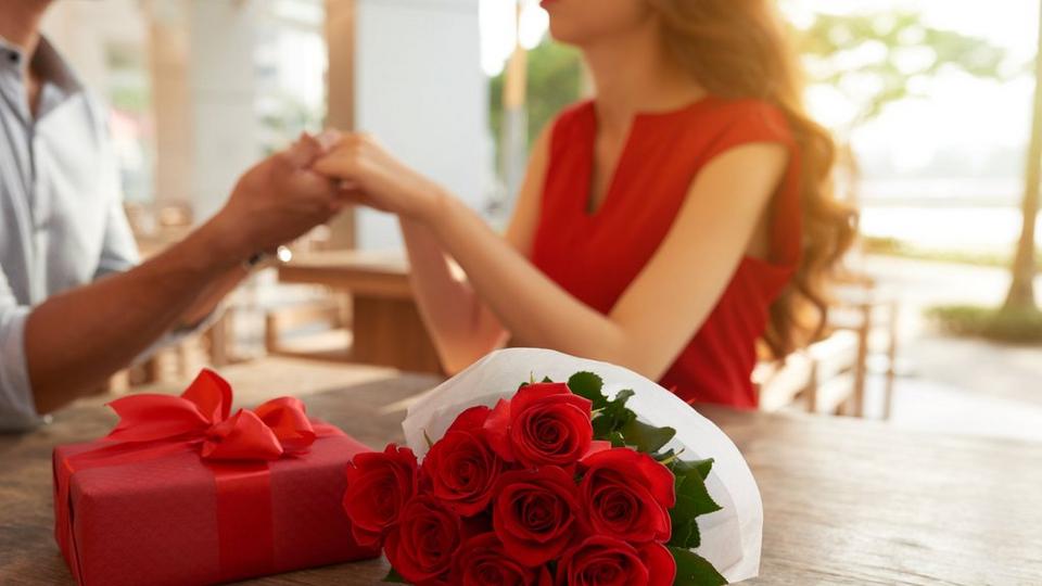 red-rose-gift-set-romantic-couple