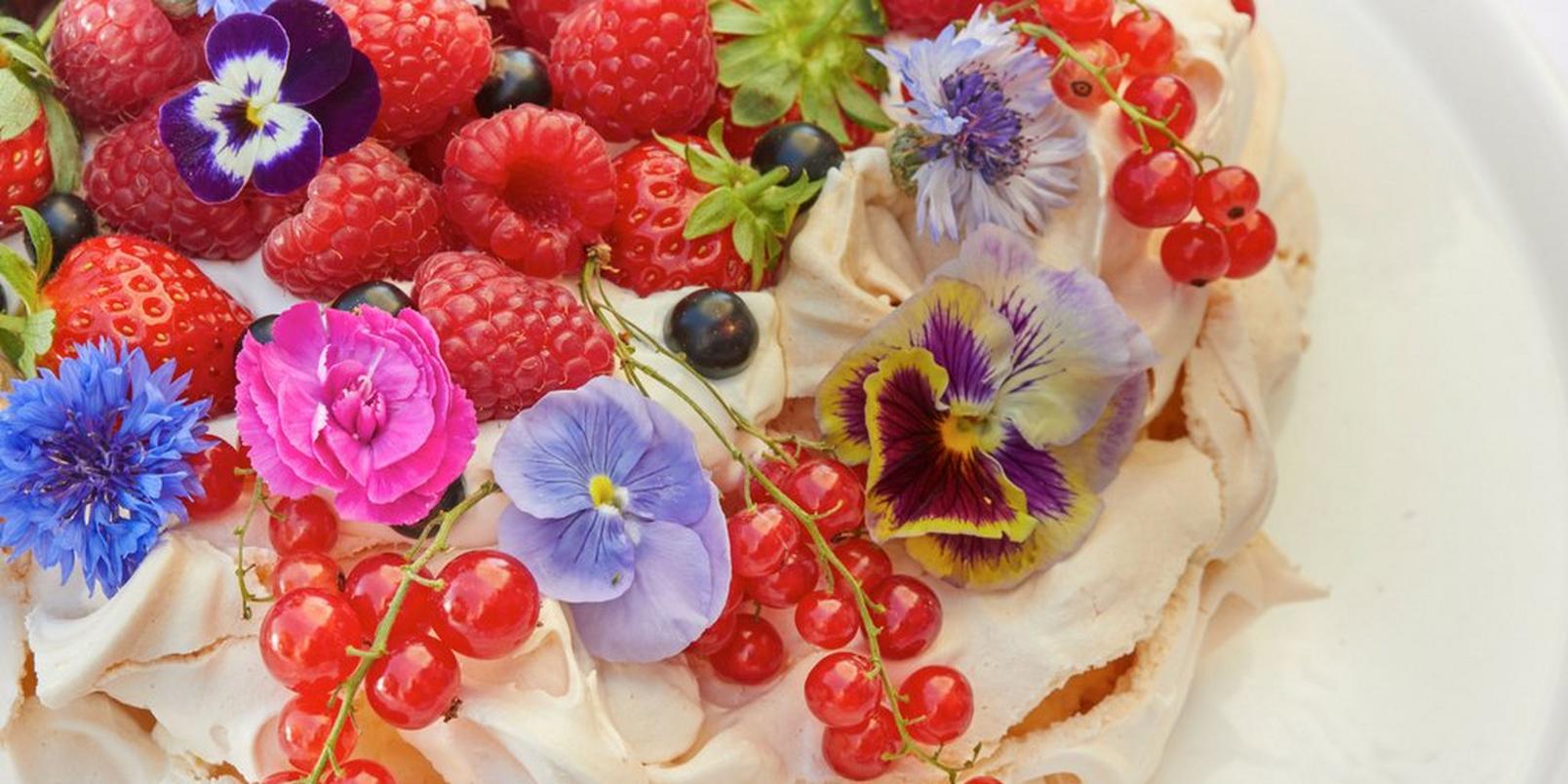 summer-dessert-with-berries-and-edible-flowers-1
