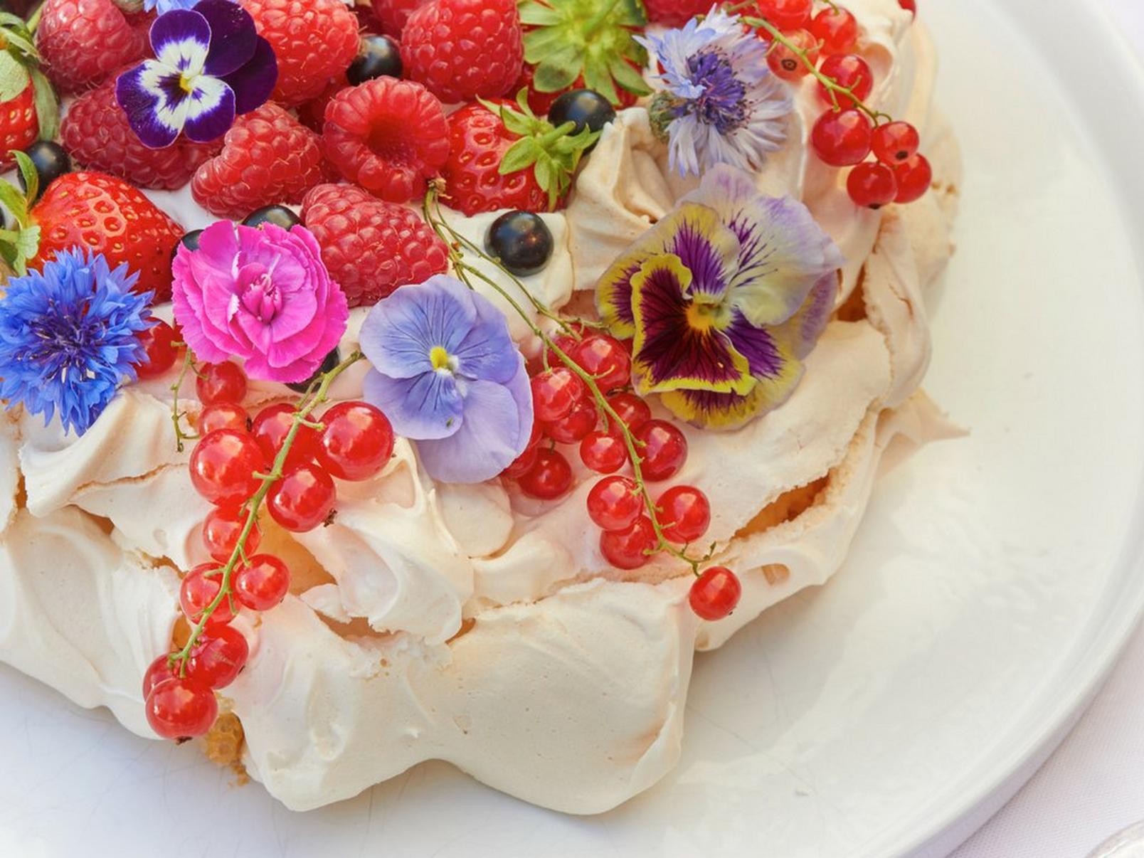 summer-dessert-with-berries-and-edible-flowers