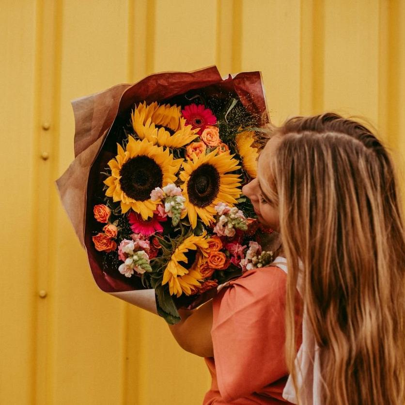 sunflower-bouquet-woman-smelling-flowers
