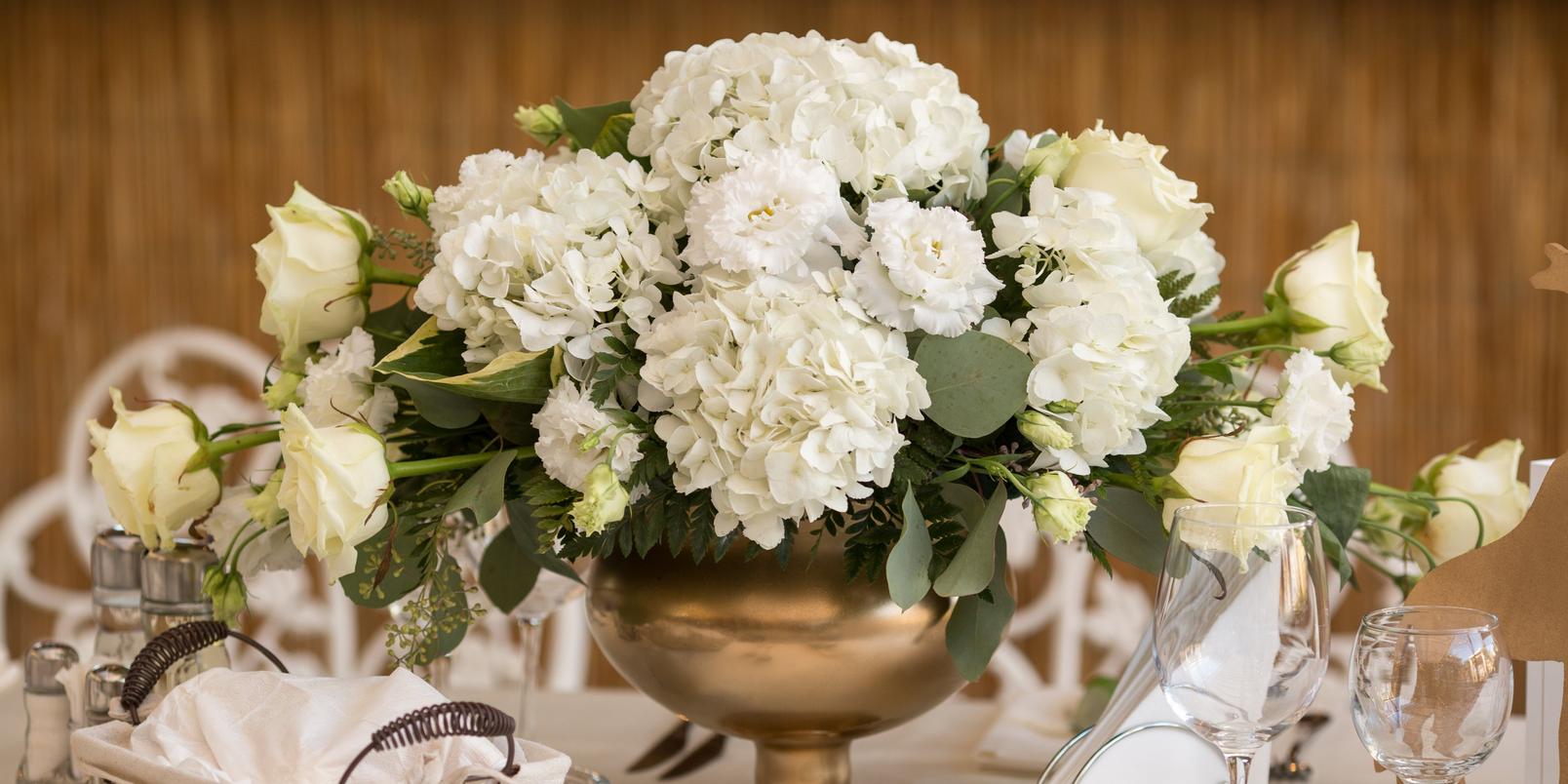 table arrangement-white-roses