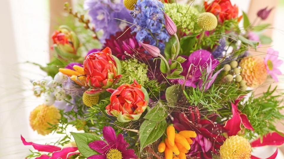 vibrant-spring-wedding-bouquet