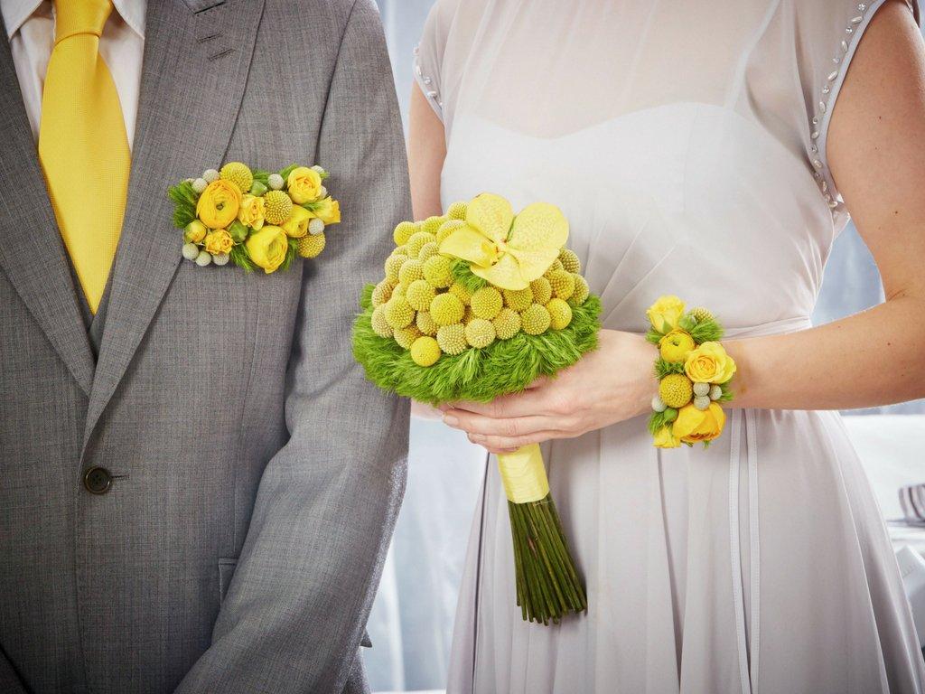 wedding-bridesmaid-yellow-bridal-bouquet