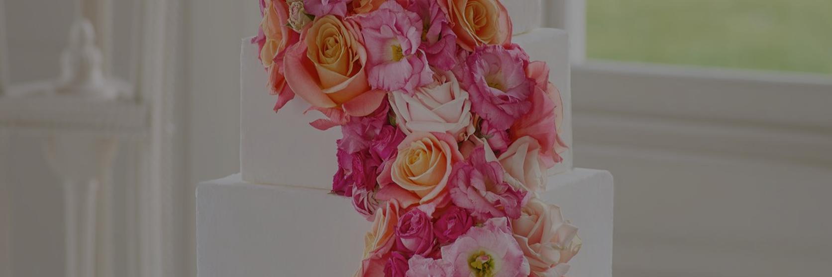 wedding-cake-white-pink-roses-floral-decoration