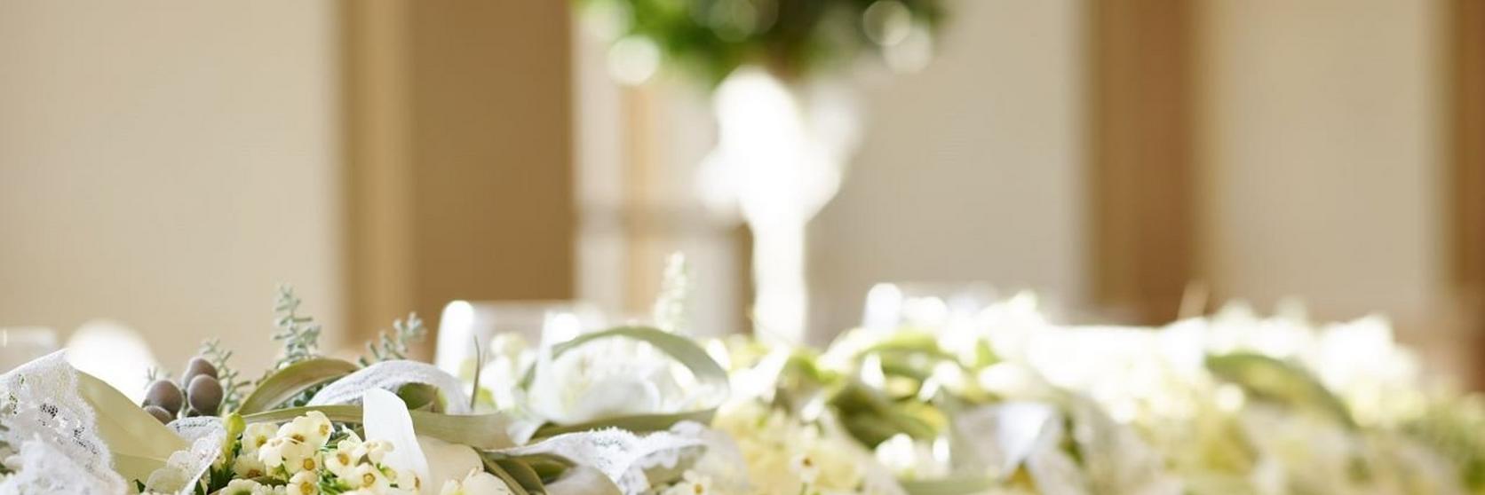 wedding-table-arrangement-white