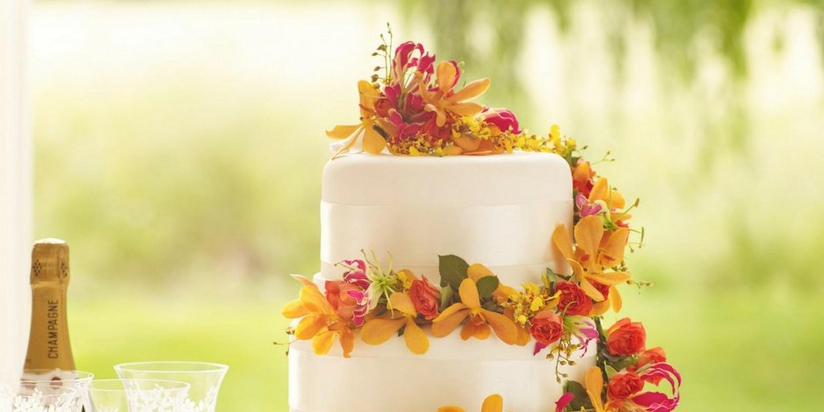 white-wedding-cake-tropical-floral-decorations